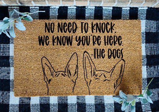 No es necesario llamar, sabemos que estás aquí. Alfombra de puerta personalizada de los perros