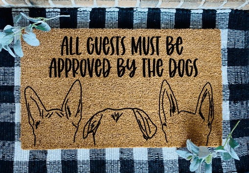 Todos los invitados deben ser aprobados por el/los
perro(s)con contorno de oreja de perro personalizado tapete de puerta