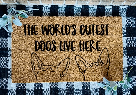 Los perros más lindos del mundo viven aquí Alfombra de puerta personalizada con contorno de oreja de perro