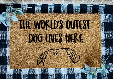 Los perros más lindos del mundo viven aquí Alfombra de puerta personalizada con contorno de oreja de perro