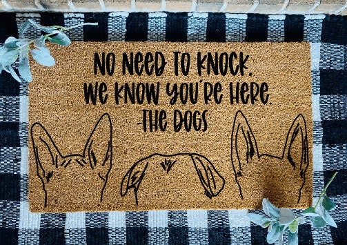 No es necesario llamar, sabemos que estás aquí. Alfombra de puerta personalizada de los perros