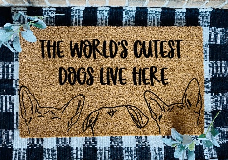 Los perros más lindos del mundo viven aquí Alfombra de puerta personalizada con contorno de oreja de perro