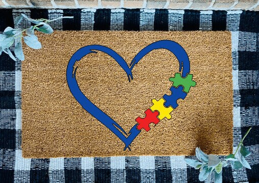 Felpudo Bienvenido con piezas de rompecabezas de corazón de concientización sobre el autismo